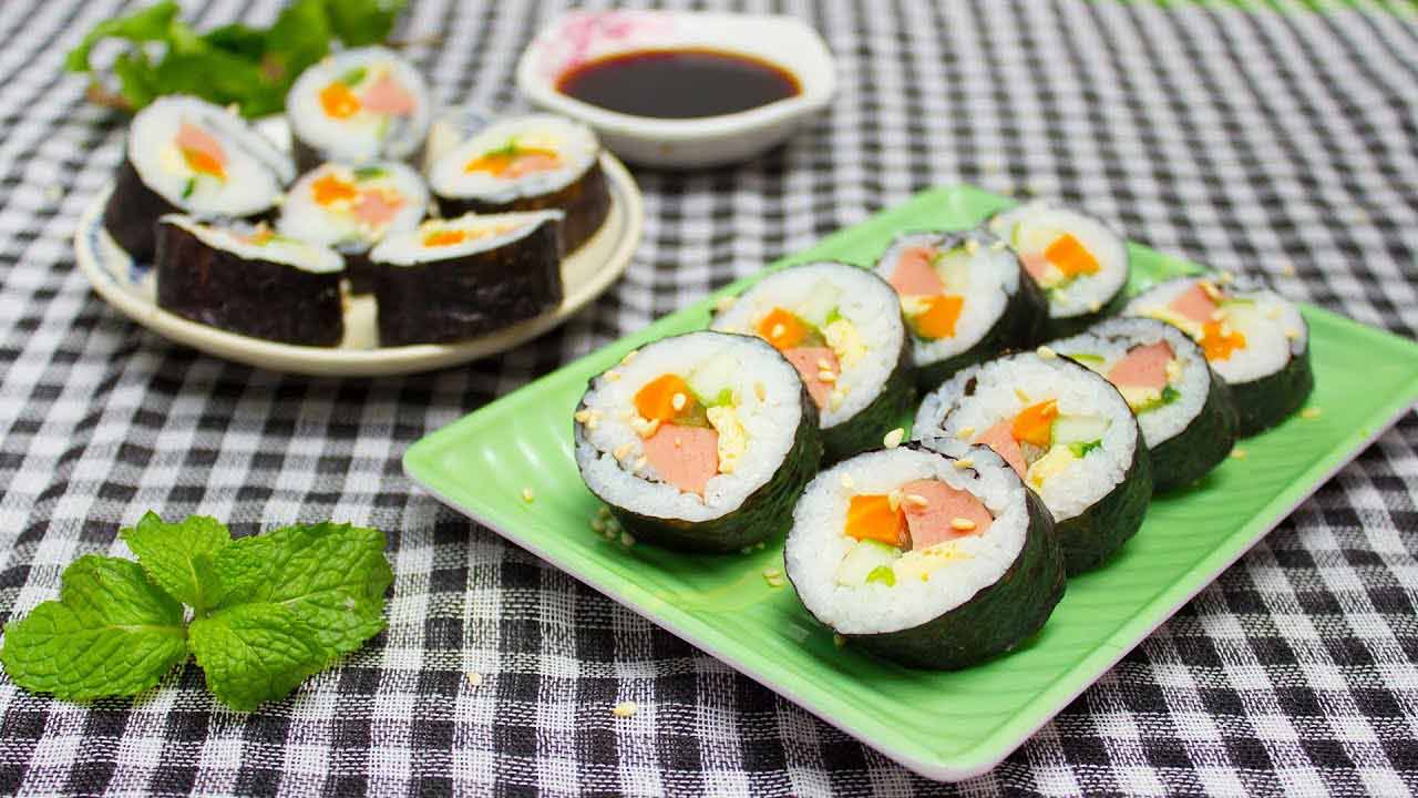 Kimbap Hàn Quốc chắc chắn không còn là món ăn xa lạ với nhiều người, đặc biệt là giới trẻ