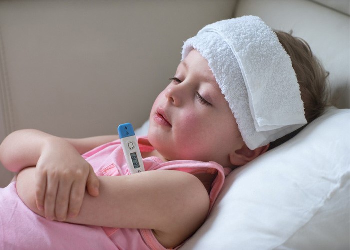 Nếu trẻ sốt quá cao điều đầu tiên phải làm là hạ sốt nhanh cho trẻ