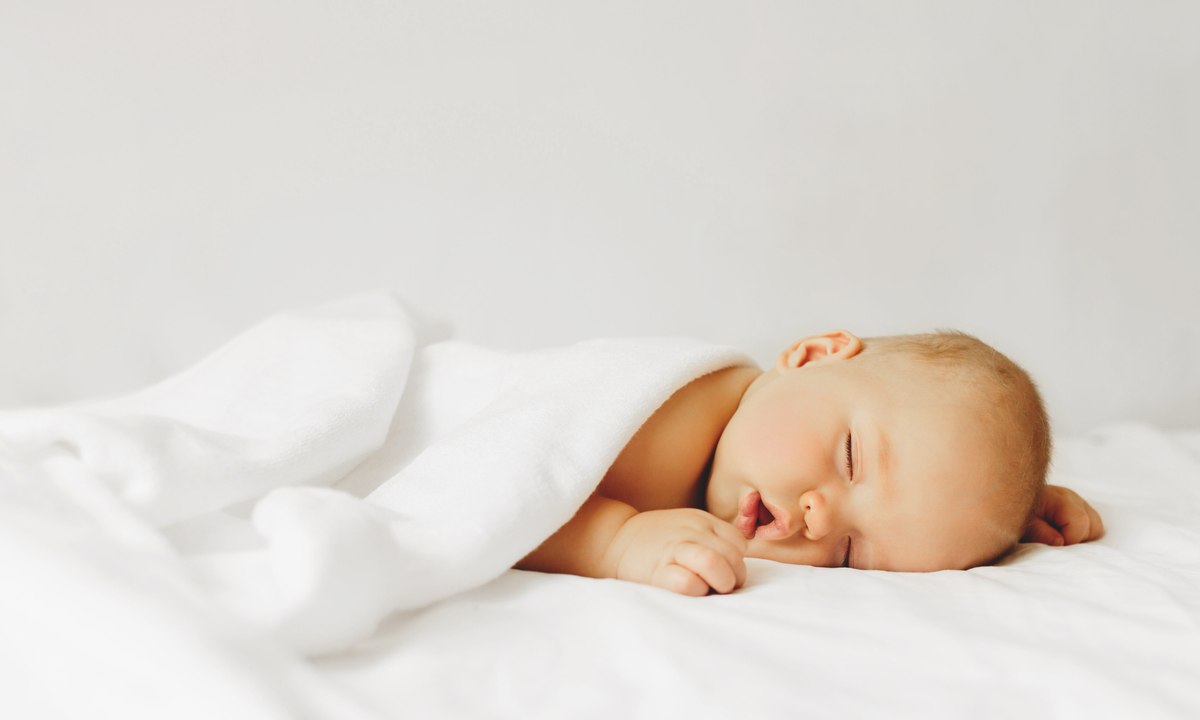 Mẹ có thể xây dựng chế độ ăn hợp lý để cải thiện chất lượng giấc ngủ của bé